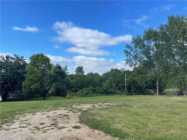 102 W Lakeview DR, Lone Jack, MO 64070