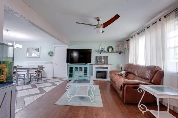 207 SW 19th ST, Oak Grove, MO 64075