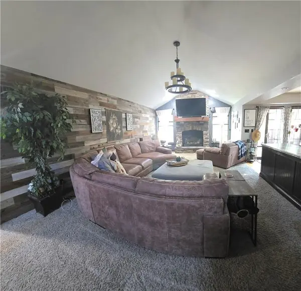 305 SW 13th ST, Oak Grove, MO 64075