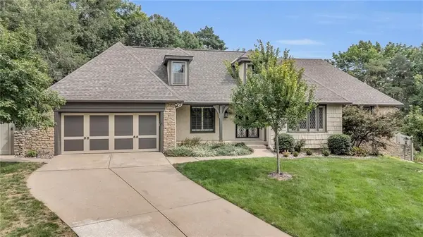 8008 W 102nd TER, Overland Park, KS 66212
