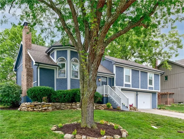 2644 NW Bent Tree CIR, Lee's Summit, MO 64081