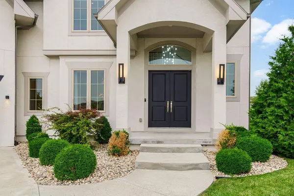 15728 Canterbury ST, Overland Park, KS 66224