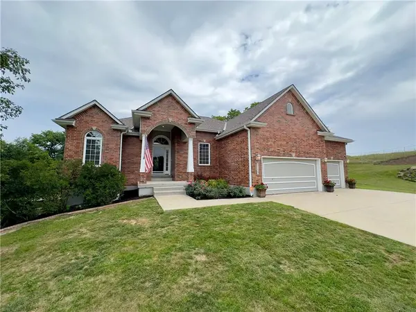 1417 NE Horizon DR, Lee's Summit, MO 64086