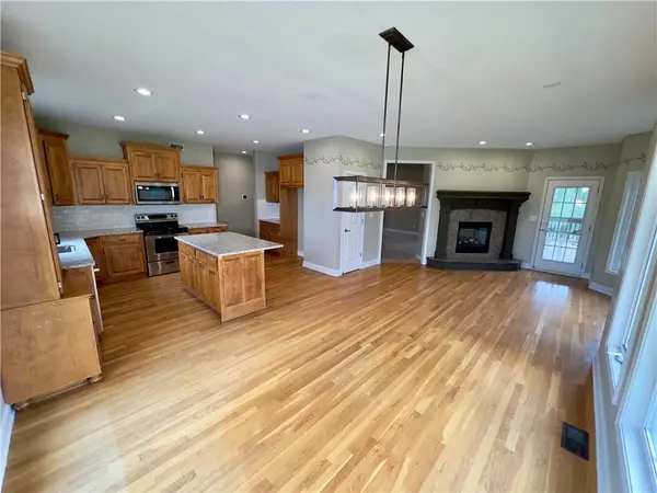1417 NE Horizon DR, Lee's Summit, MO 64086