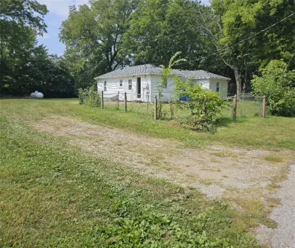 2039 Summit DR, Oak Grove, MO 64075