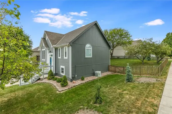 1801 SHANNON DR, Liberty, MO 64068