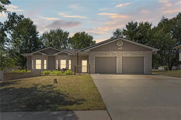 1610 Sunset DR, Kearney, MO 64060