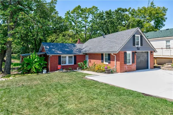 55 Beach DR, Lake Tapawingo, MO 64015