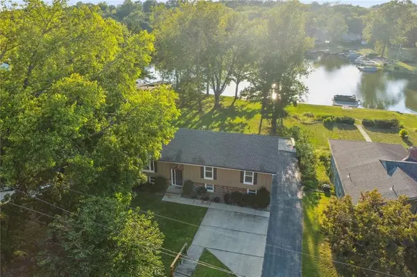 8306 NW Forest DR, Weatherby Lake, MO 64152
