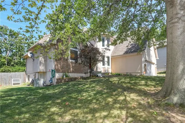 3725 SW Kimstin CIR, Blue Springs, MO 64015