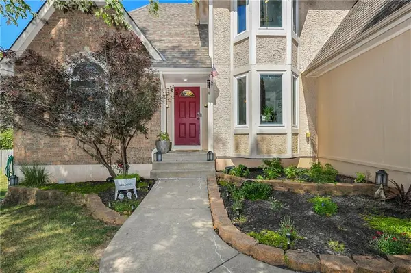 3725 SW Kimstin CIR, Blue Springs, MO 64015
