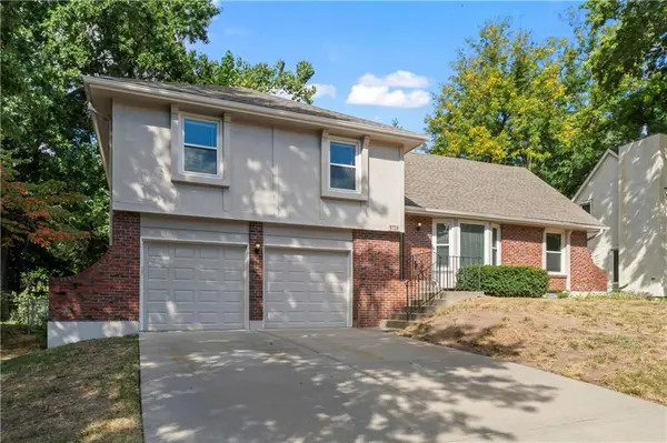 8728 MACKEY ST, Overland Park, KS 66212