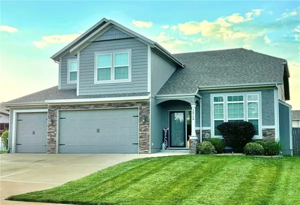 16714 Freeman DR, Basehor, KS 66007