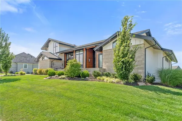 10802 W 173rd TER, Overland Park, KS 66221