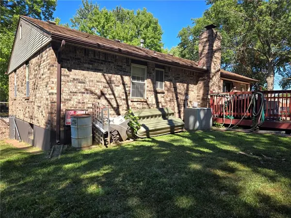812 NW Buckingham PL, Blue Springs, MO 64015
