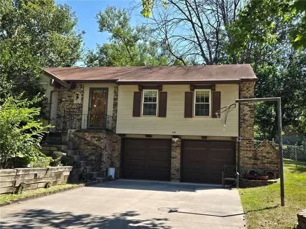 812 NW Buckingham PL, Blue Springs, MO 64015