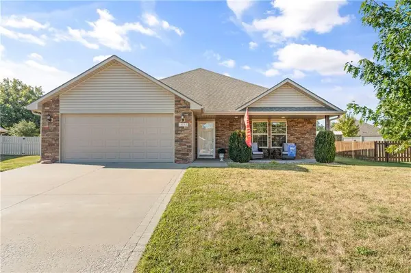 1615 NW Creekland DR, Grain Valley, MO 64029