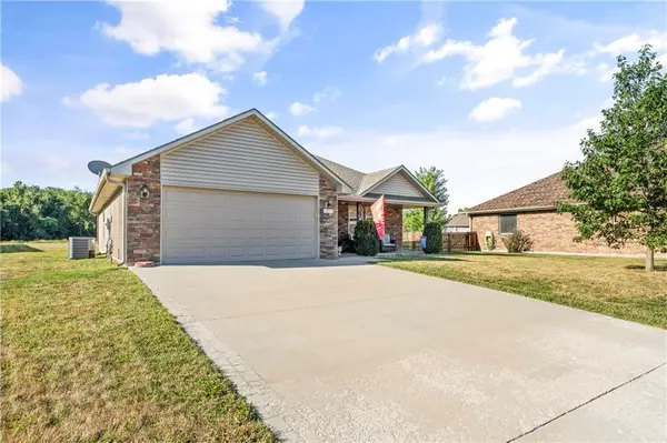 1615 NW Creekland DR, Grain Valley, MO 64029