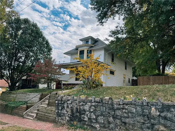 2242 Francis ST, St Joseph, MO 64501