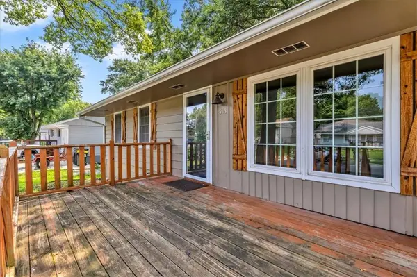 515 Valley DR, Lansing, KS 66043
