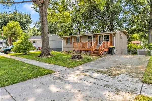 515 Valley DR, Lansing, KS 66043