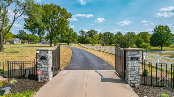 8611 S Stillhouse RD, Oak Grove, MO 64075