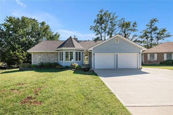 18 Sandy CIR, Dearborn, MO 64439
