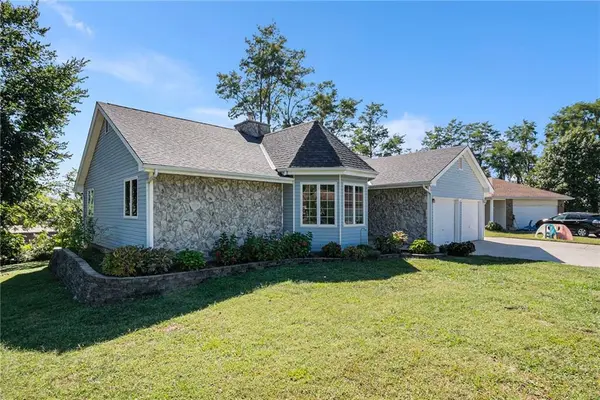18 Sandy CIR, Dearborn, MO 64439