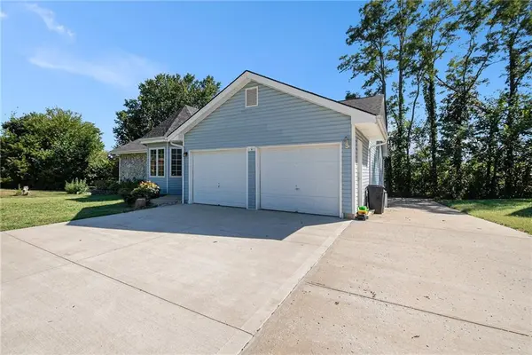 18 Sandy CIR, Dearborn, MO 64439