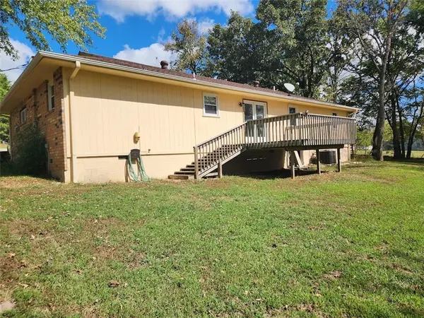 970 E 430th RD, Bolivar, MO 65613