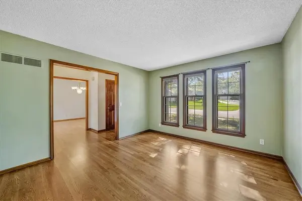9114 W 113th ST, Overland Park, KS 66210