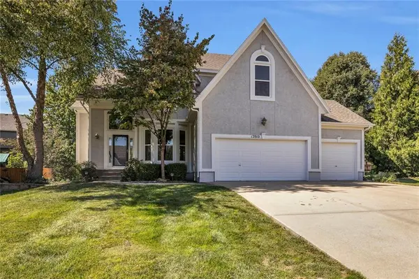 13910 Rosehill LN, Overland Park, KS 66221
