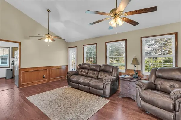 906 W 8th ST, Cameron, MO 64429