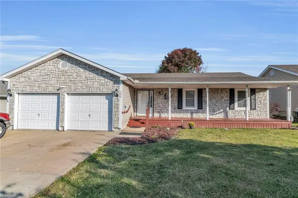 906 W 8th ST, Cameron, MO 64429