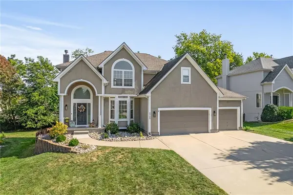 2729 SW Regal DR, Lee's Summit, MO 64082