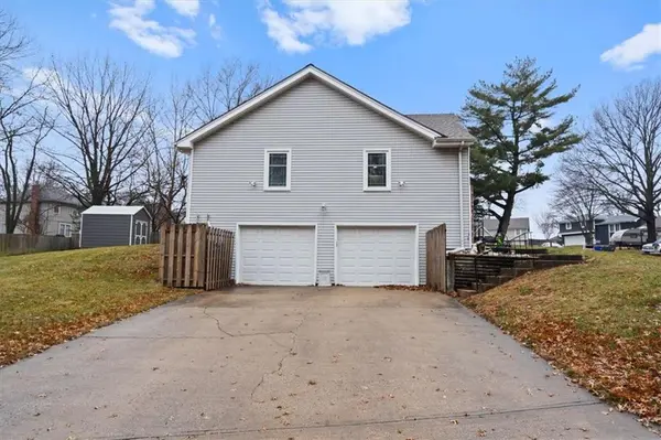 16507 W 142nd PL, Olathe, KS 66062