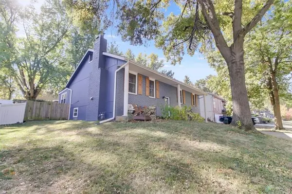 5519 NW Verlin DR, Parkville, MO 64152