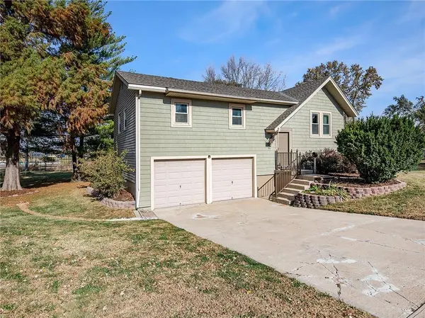 919 S Montclaire DR, Olathe, KS 66061