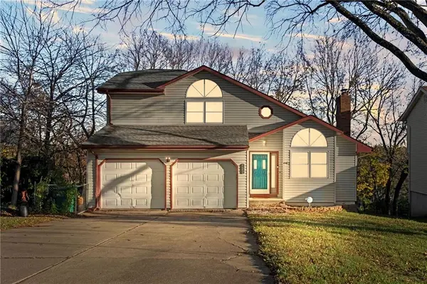 522 Forestglen LN, Lansing, KS 66043