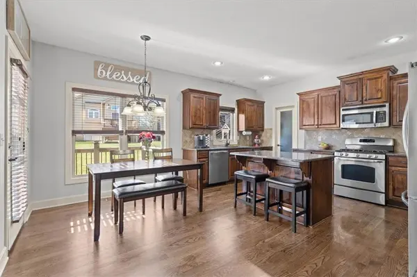 11438 S Lakecrest DR, Olathe, KS 66061