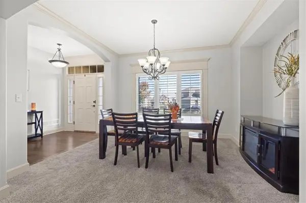 11438 S Lakecrest DR, Olathe, KS 66061