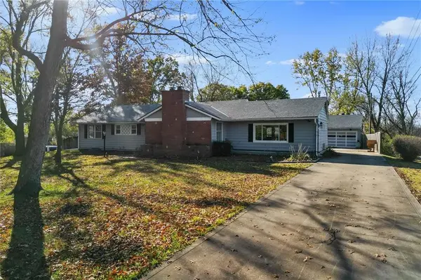212 S Titus DR, Excelsior Springs, MO 64024
