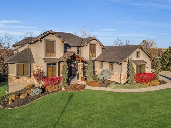 7067 NW Scenic DR, Parkville, MO 64152