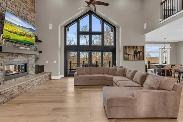 7067 NW Scenic DR, Parkville, MO 64152