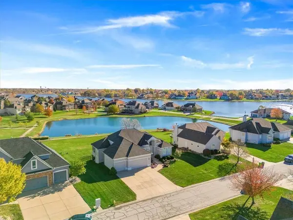 812 SW Lake Pines DR, Lee's Summit, MO 64082