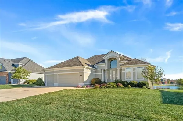 812 SW Lake Pines DR, Lee's Summit, MO 64082