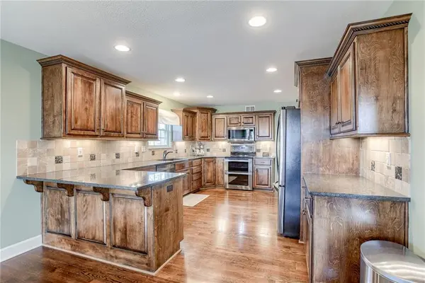 2119 NW Hedgewood DR, Grain Valley, MO 64029