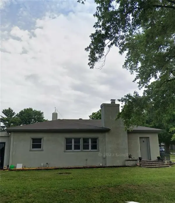 201 W May ST, Clarksdale, MO 64430