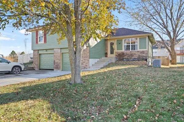 845 Pinewood ST, Gardner, KS 66030