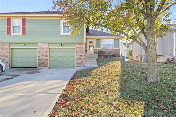 845 Pinewood ST, Gardner, KS 66030